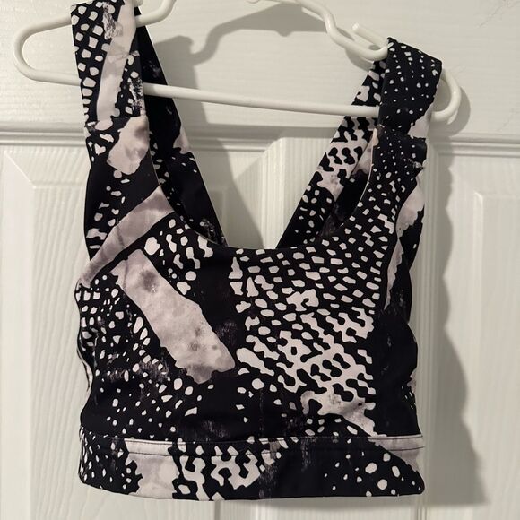 Lululemon Athletica Black and White Fitted Graphic Crop Bra Tank Top - Size XS 4 - Picture 1 of 4